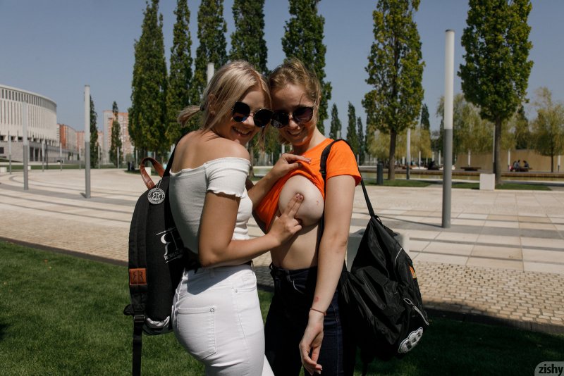 Русские подружки показали сиськи на улице - фото