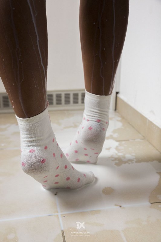 Сексуальная негритянка в трусах облила жопу молоком - фото