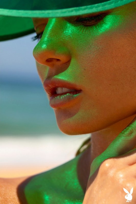Сексуальная модель с красивой грудью на пляже - фото