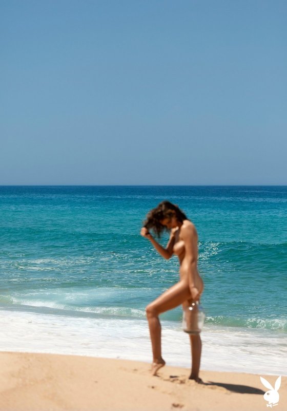 Мокрая сексуальная девушка топлес на пляже - фото