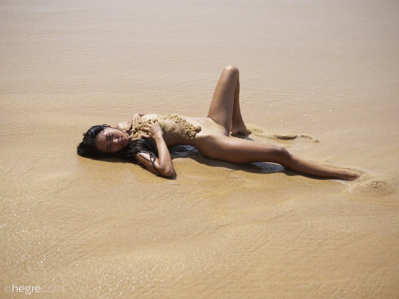 Сексапильная голая тайка на пляже - фото