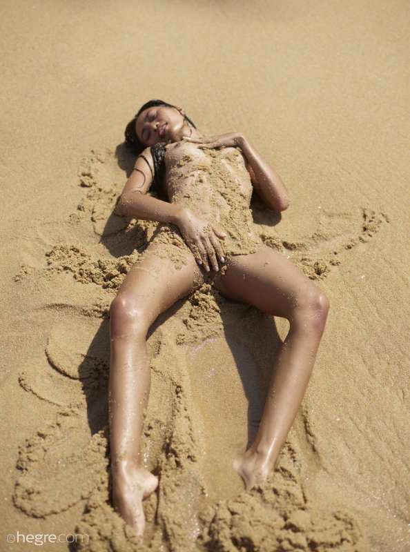 Сексапильная голая тайка на пляже - фото