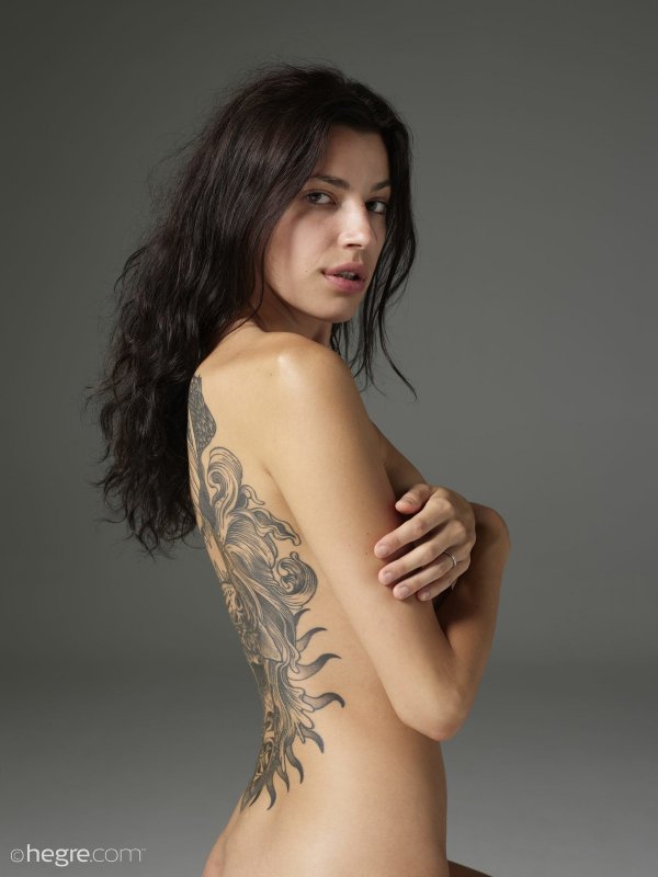 Голая украинка с татуировкой на спине - фото