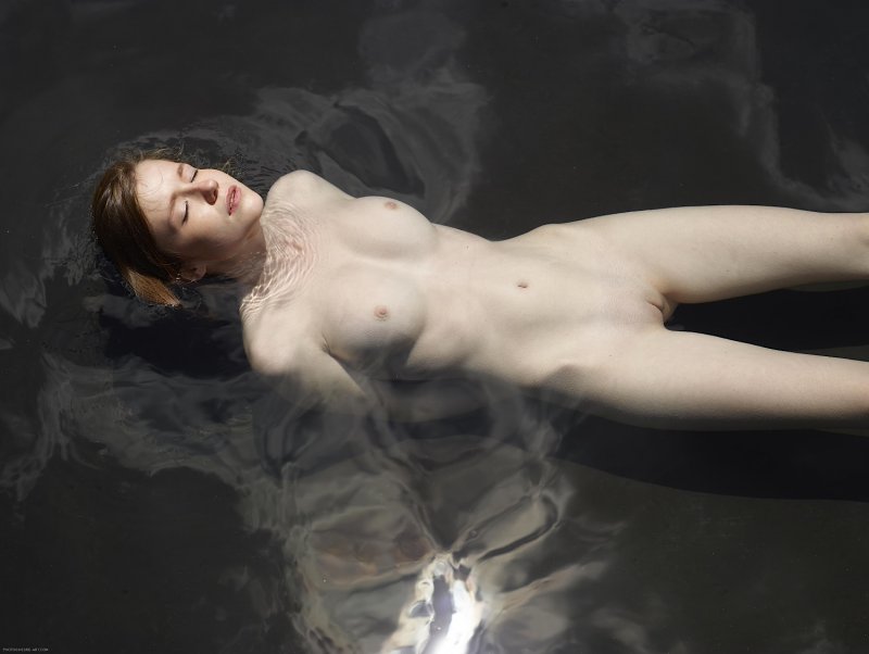 Девушка с красивыми формами голая в воде - фото
