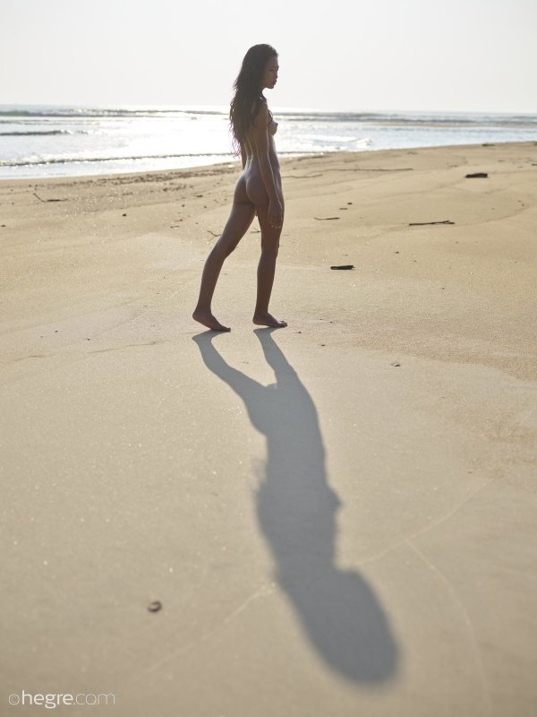 Голая азиатка гуляет на пляже - фото